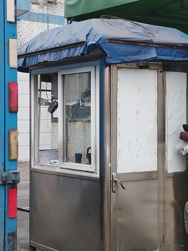 俺这单位里保安工资是3000块钱一个月，如果有加班的话能拿到3000多点儿，也不