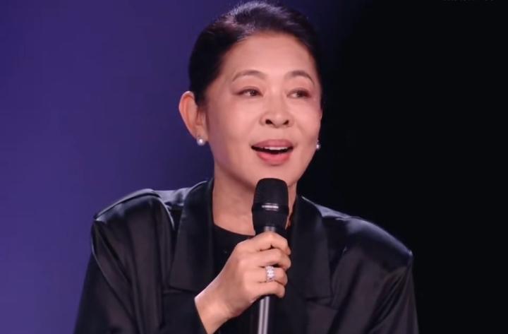 倪萍，实在是太刚了。
67岁倪萍挂了几天的热搜，但她自己也说了，这不是什么好事，