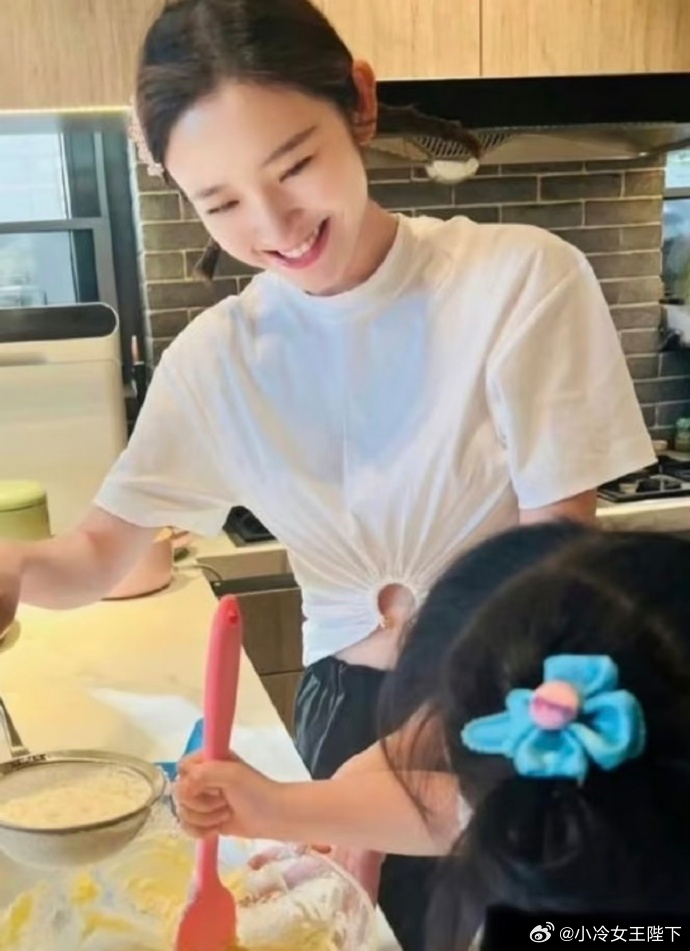 唐艺昕女儿接唐艺昕回家6月28日，唐艺昕结束《乘风破浪》录制飞回北京，女儿专程到
