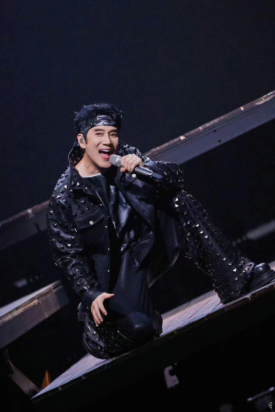 林依轮回复赵今麦16个舅爱你 追《骄阳似我》，被林依轮和赵今麦互动萌到！舅舅夸完