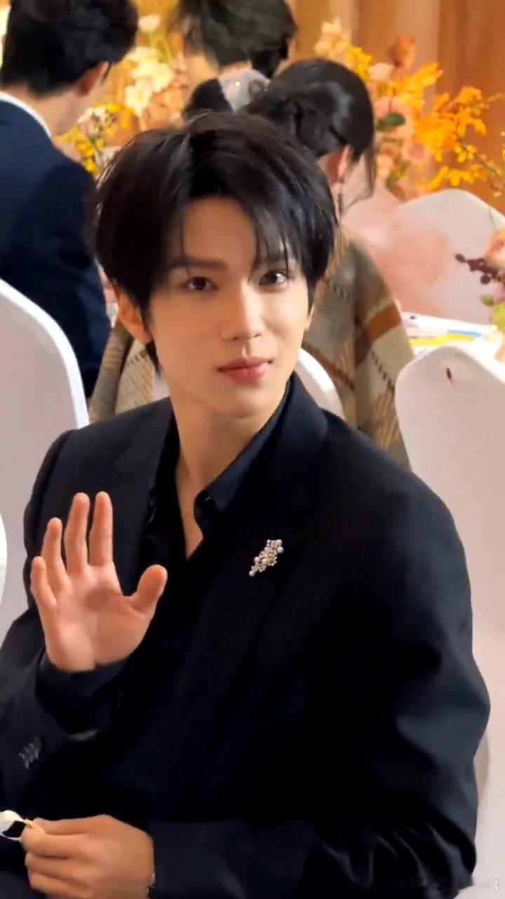 余承恩打招呼这一下 余承恩的真诚感好戳人！小手轻抬+满眼软萌，乖巧感爆棚，不愧是