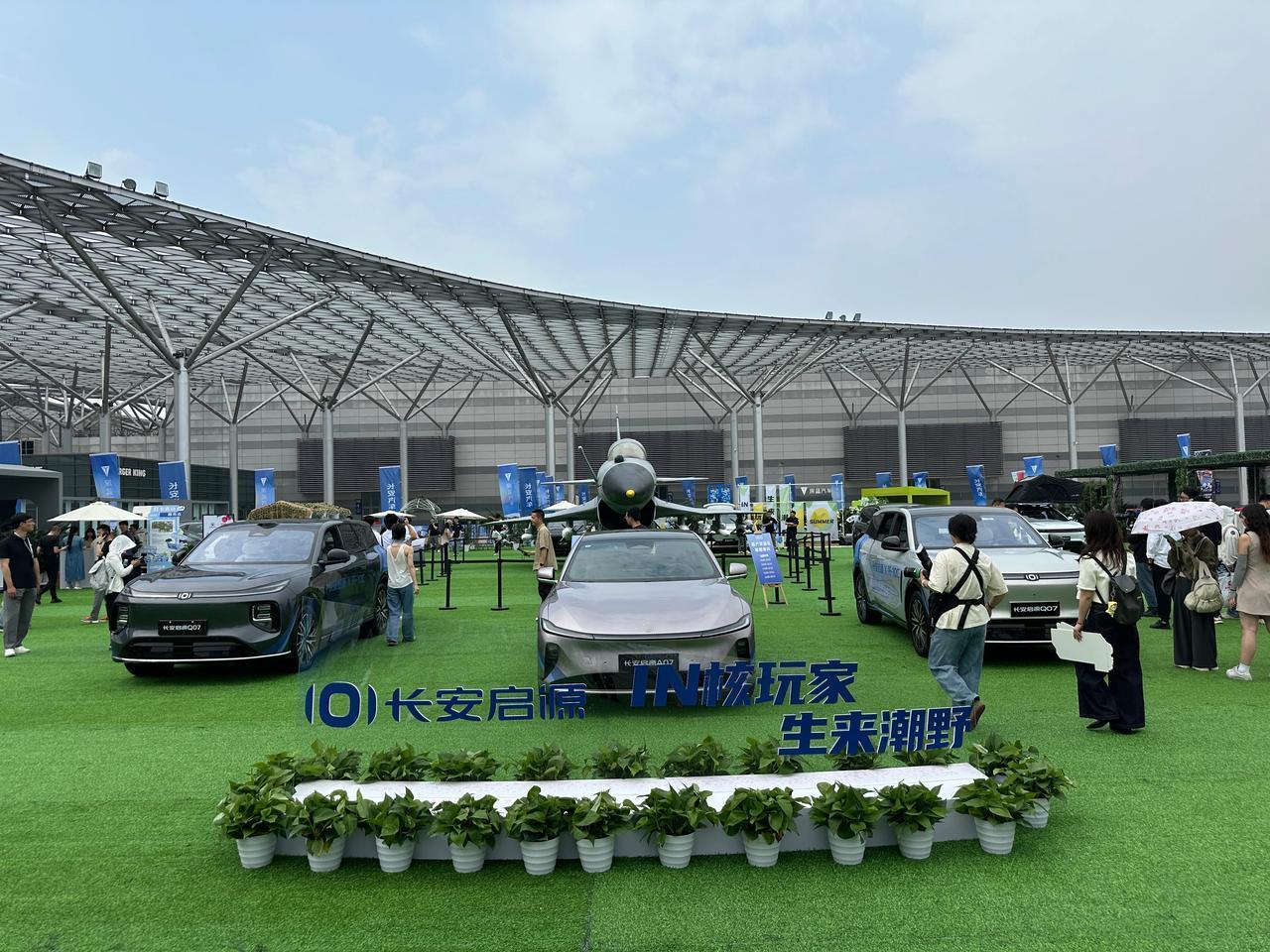 长安集团就是厉害，把歼-10C搬到了重庆车展，虽然只是模型，但能把汽车商标印在战