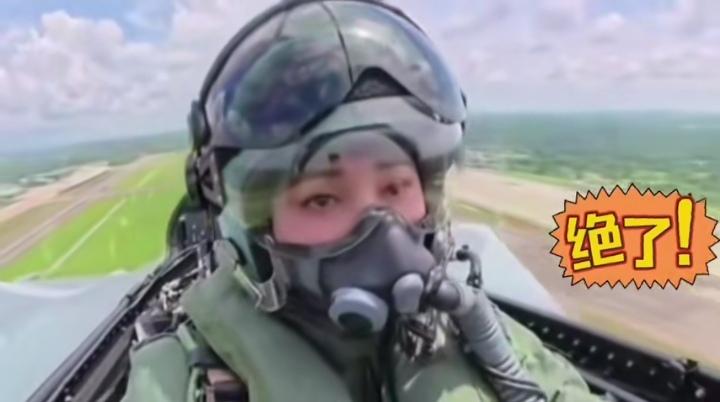 泰国素提达王后近日完成JAS-39C“鹰狮”战斗机首次单飞，成为全球首位达成此成