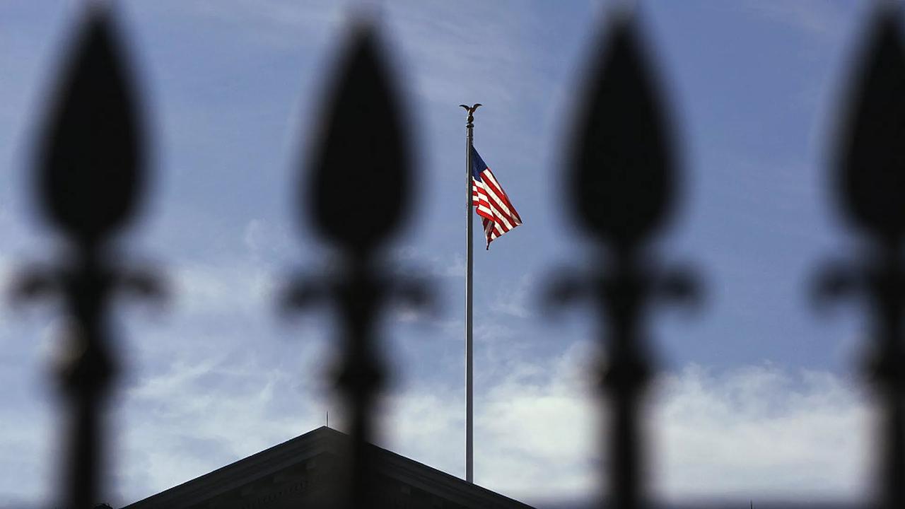 【美国宣布暂停审批所有庇护申请】
11月29日， 美国移民当局在白宫附近发生枪击