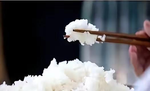 一个老外来中国，吃完一碗普普通通的白米饭，撂下筷子说了句石破天惊的话：“跟你们比