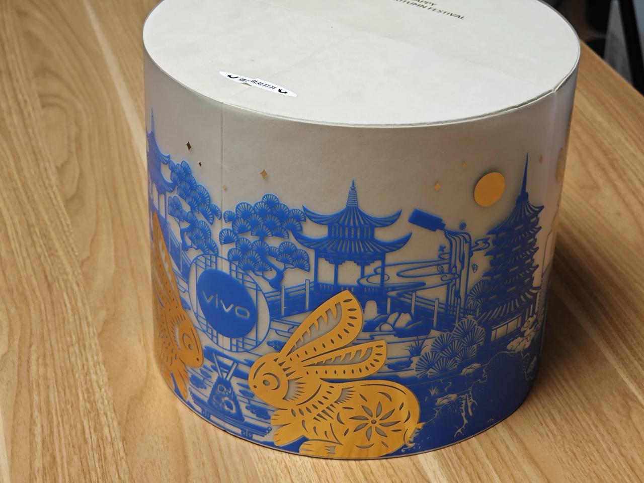 vivo的中秋礼盒，我只能说太太太太有新意了！里面的折叠灯，打开以后，就像轮明月
