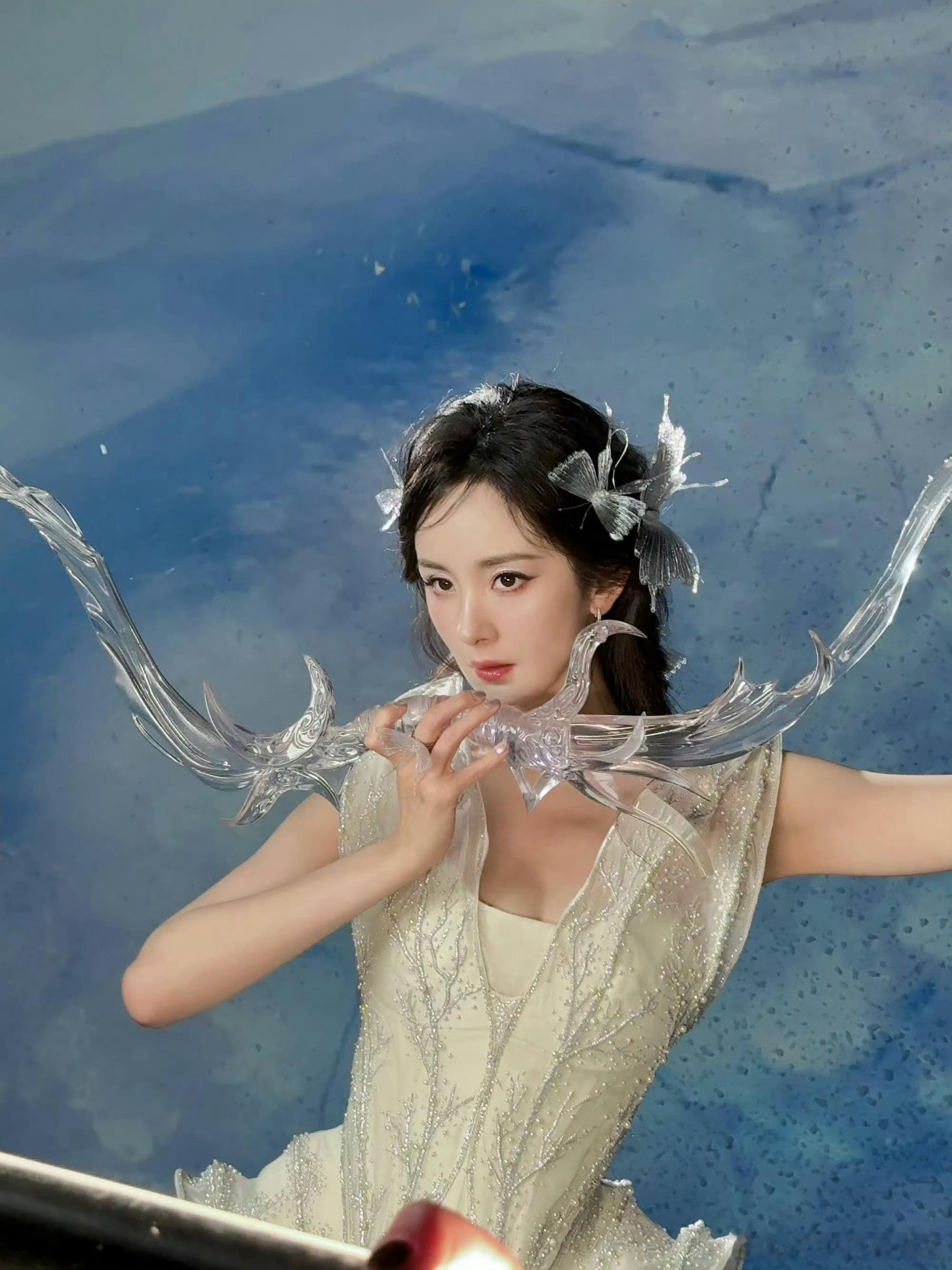 所有人感受杨幂的美貌杨幂完全美神降临氛围感直接拉满，颜值状态一如既往能打，每一帧