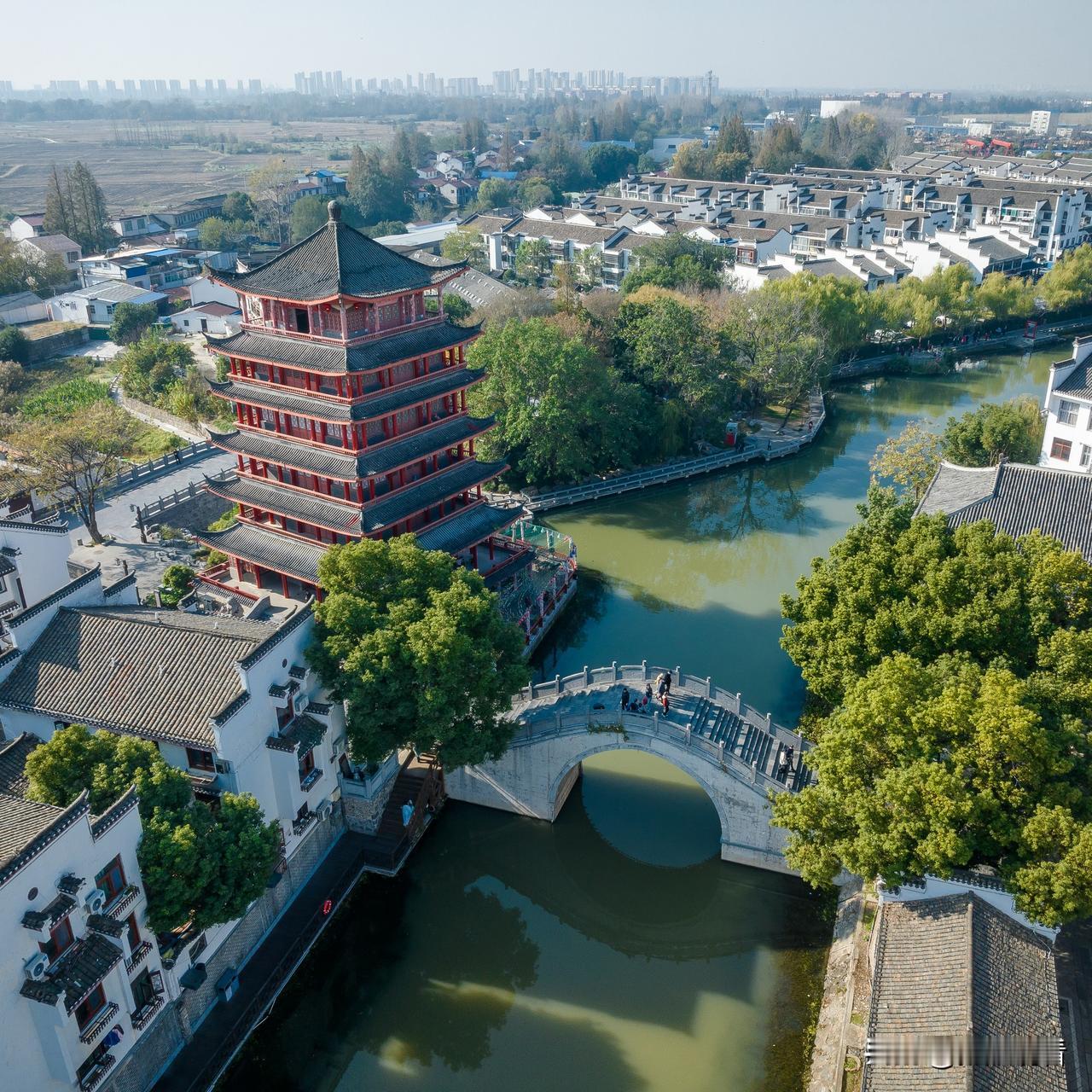 三河古镇望月桥横跨小南河，是一座拱形踏步石桥。因桥拱倒映在水中像一轮明月，故得名