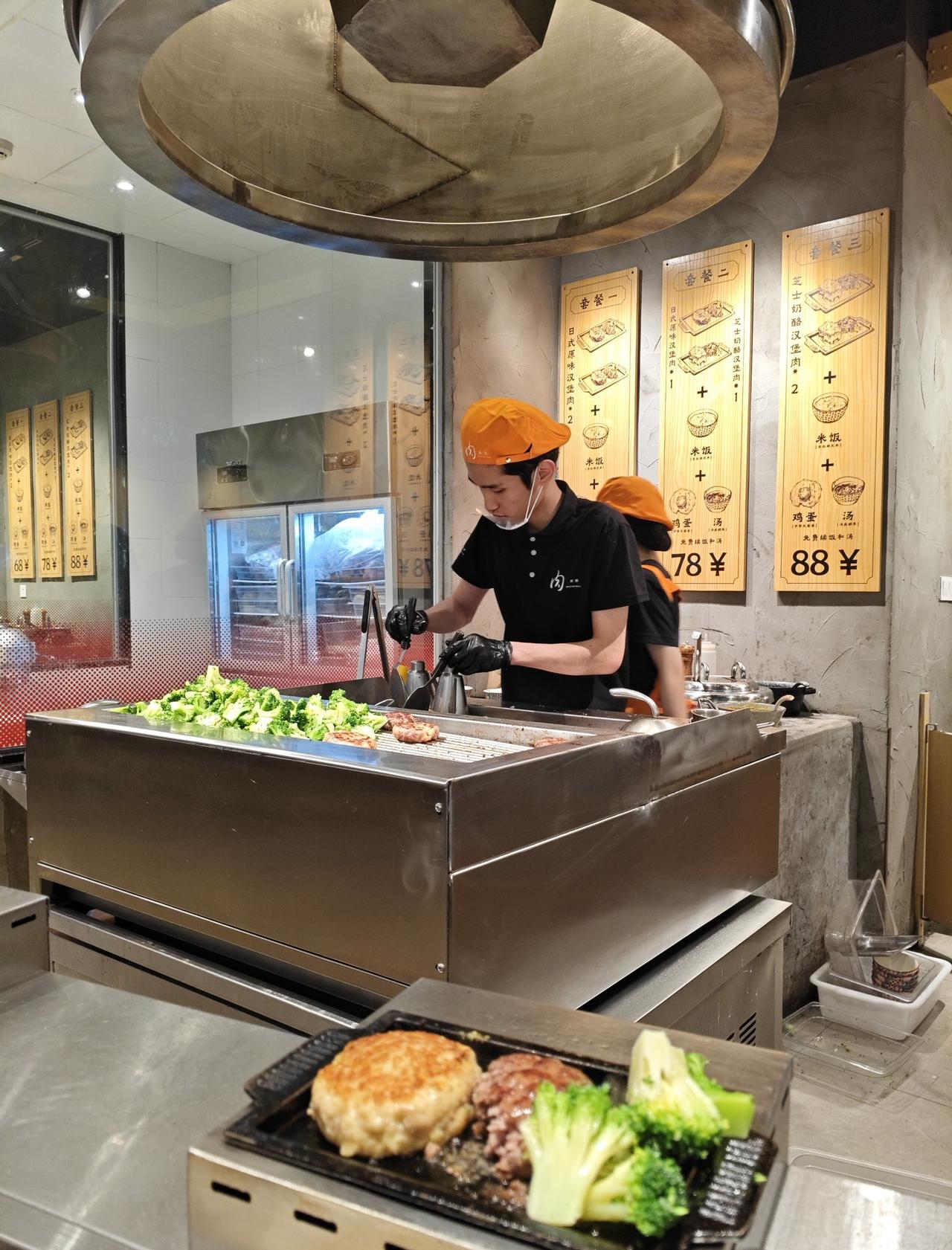 📍广州 肉米堡(荔湾领展店)
第一次来，地点很方便，一出地铁黄沙站就到了，
肉