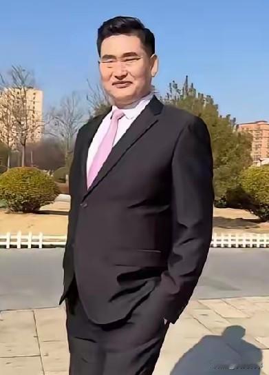 朱之文真是一表人才，西装革履身姿挺拔，整齐干练的大背头很有乡村大佬老板的范。朱之