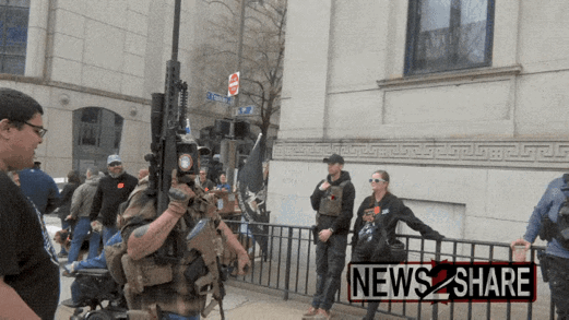 北美懦夫又演戏了：扛着12.7毫米口径大狙反对控枪，现场还有人发弹夹，就是没人敢