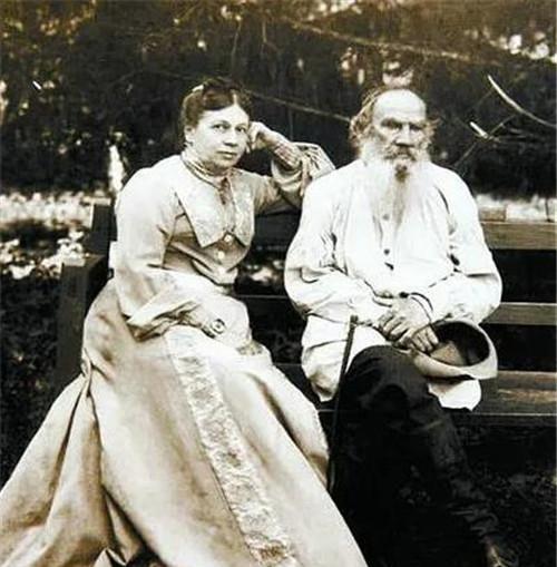 1862年，34岁的托尔斯泰将记载自己多年风流韵事的日记，郑重地交给18岁的女孩