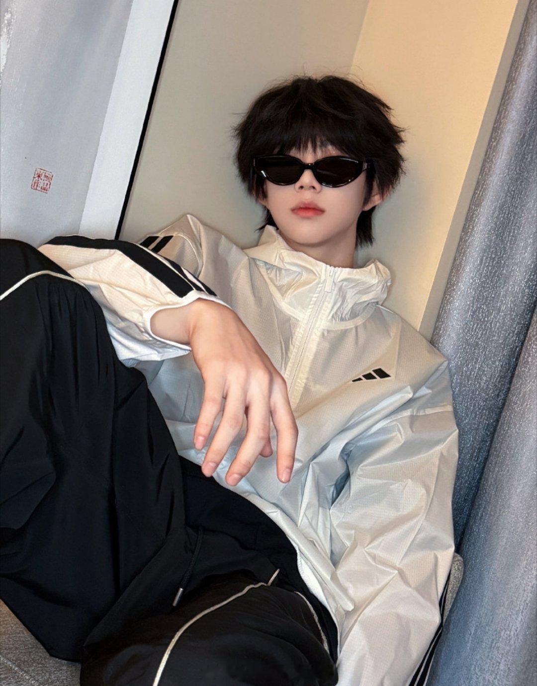 是把粉丝放心上的陈奕恒啊，“我也是等你们一起拆，我都不舍得自己拆必须跟你们一起呀