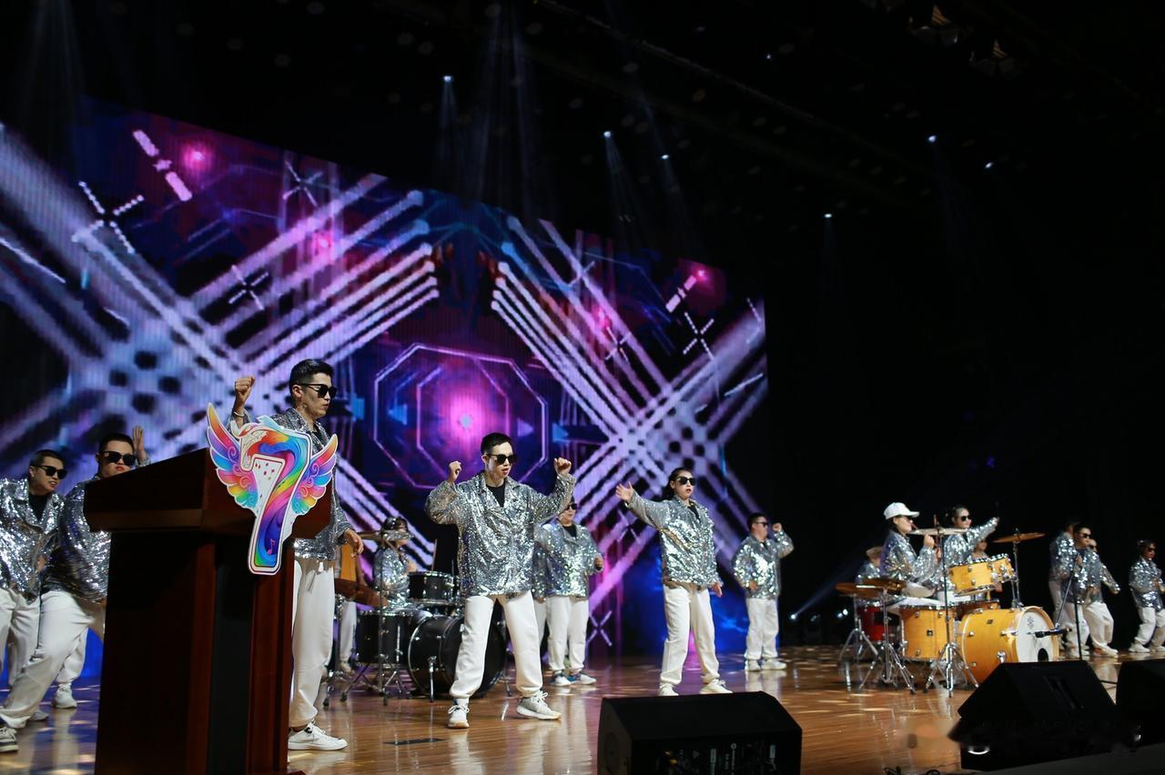 闪耀舞台，炫酷表演，燃爆全场！🔥🎤💃🏻