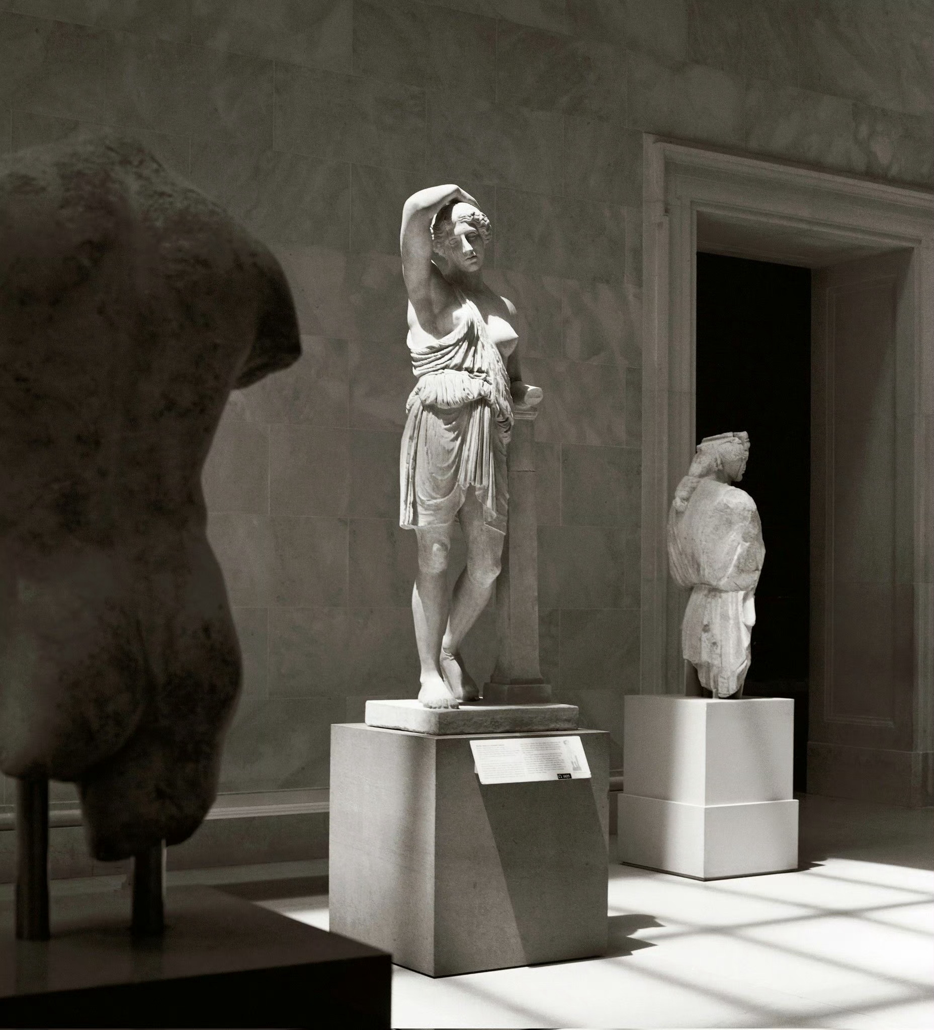 Marble statue of a wounded Amazon dating