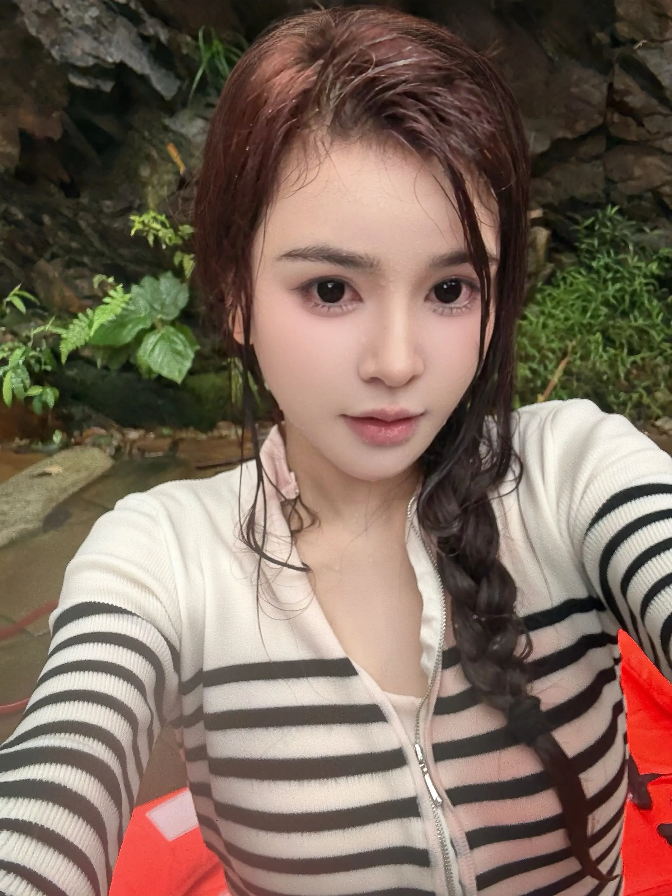 成落汤鸡了 这个妆真的很防水 纹丝不动的旱脸上 推荐这个粉底液