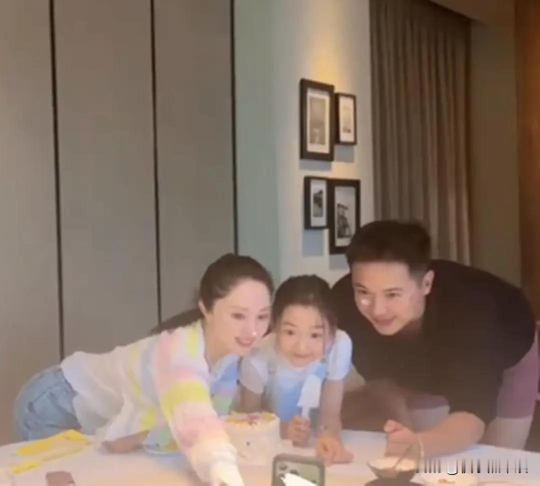 离婚多年，董璇高云翔再次同框
最开心的就是小酒窝了吧
爸爸妈妈虽然不在一起，又各