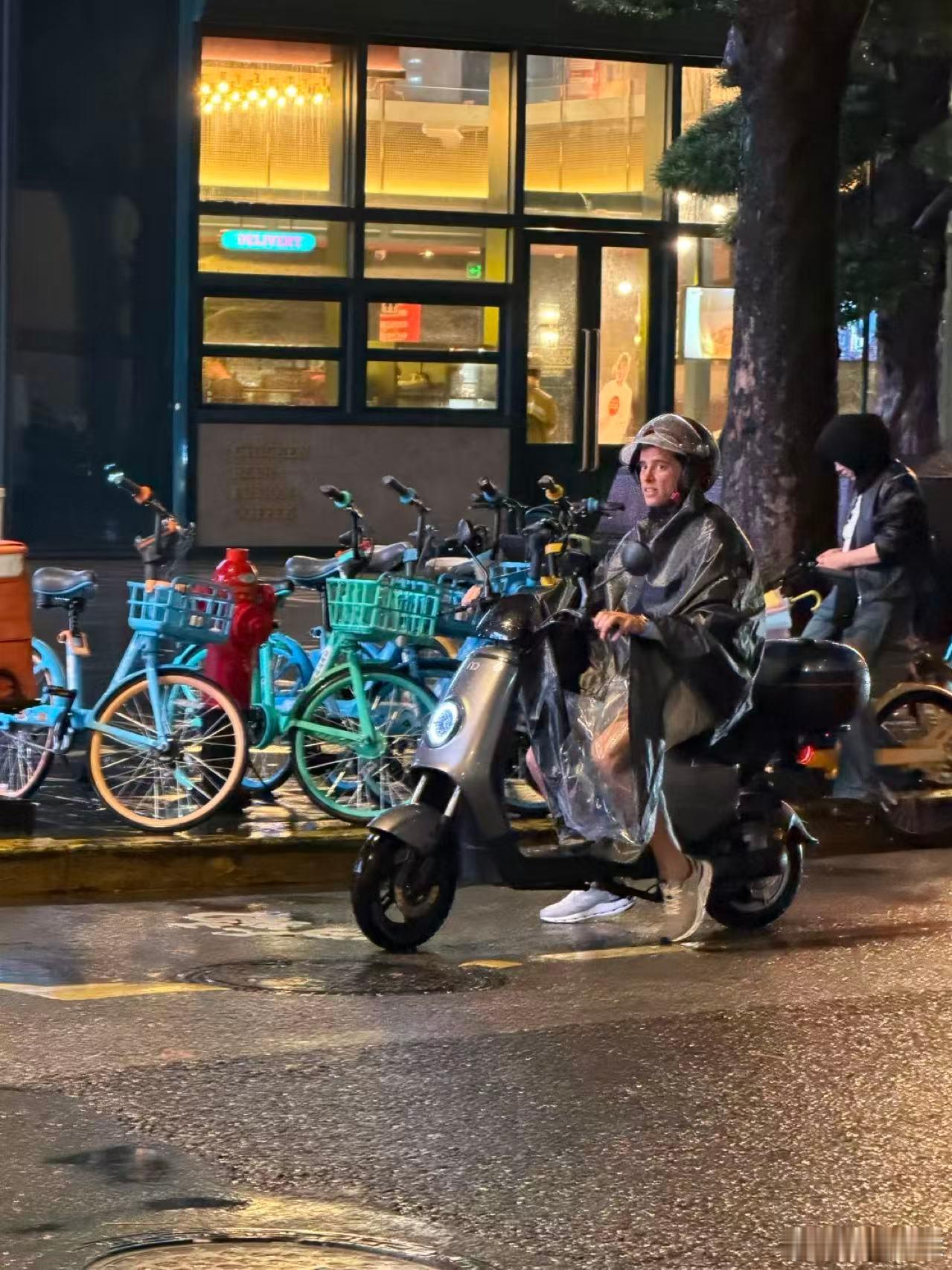 上海申花特谢拉下雨天还出来骑电动溜达啊！上海申花