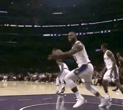 老詹：裁判！裁判，犯规了，打的我手都麻了[笑哭]