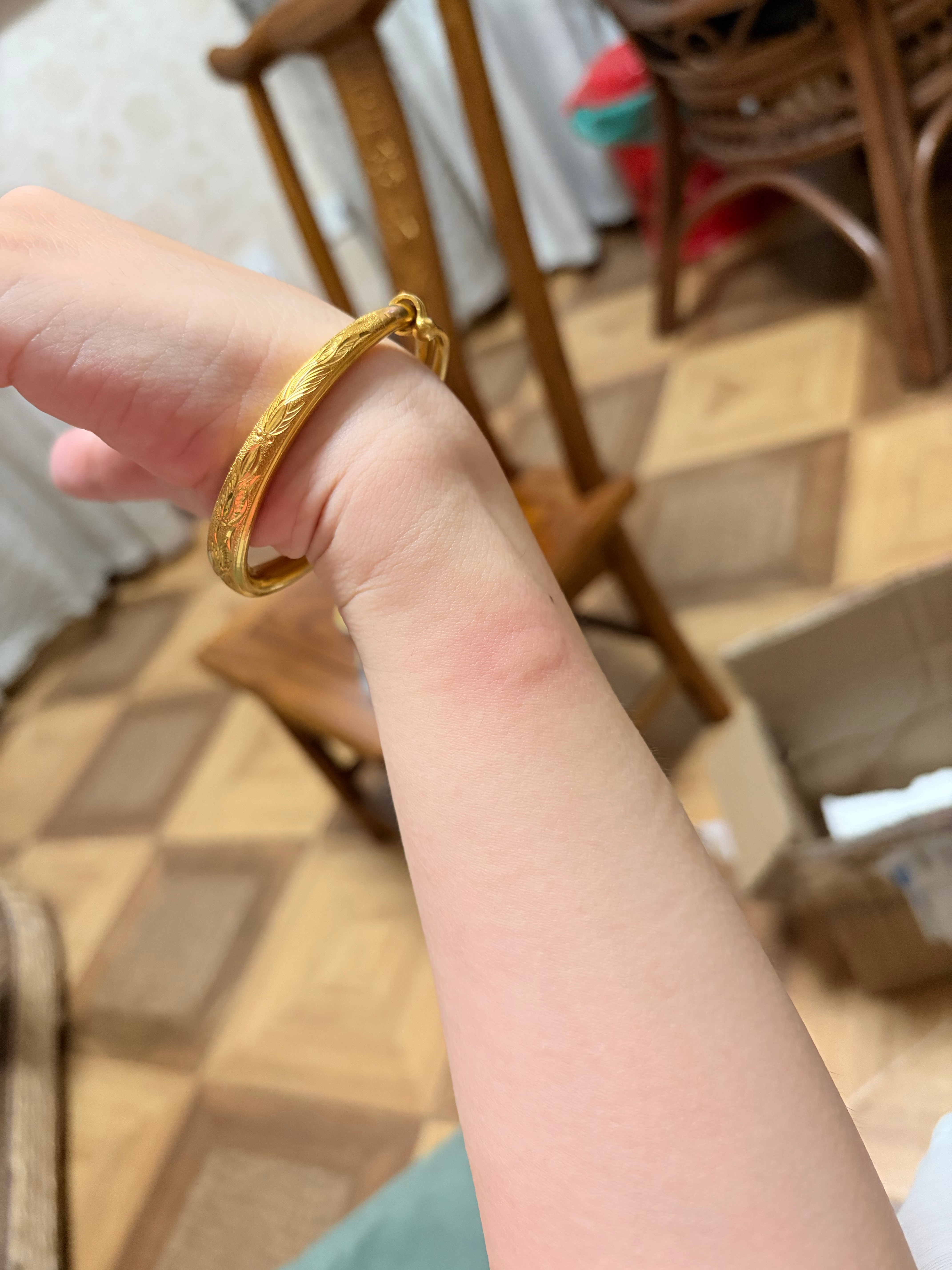车里有一只蚊子，我和仔仔说把扇子给我，我扇了腿，没想到到家一看Ꙩ⌵Ꙩ好家伙，胳膊