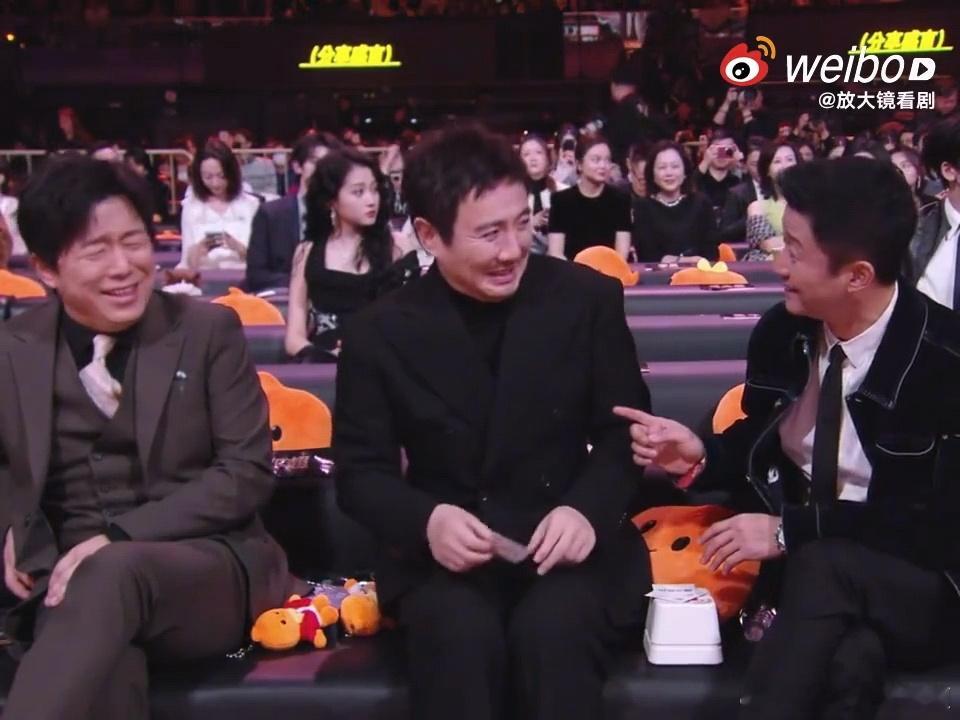 沈腾教吴京比兔耳朵笑死了。关晓彤在后面忙忙叨叨的干啥呢？黄渤沈腾吴京 老人看报微