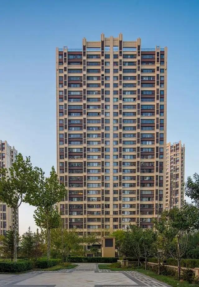 昨天听了个消息，后背一凉，跟着鼻子就酸了——房地产这回，怕是真要彻底变天了。
