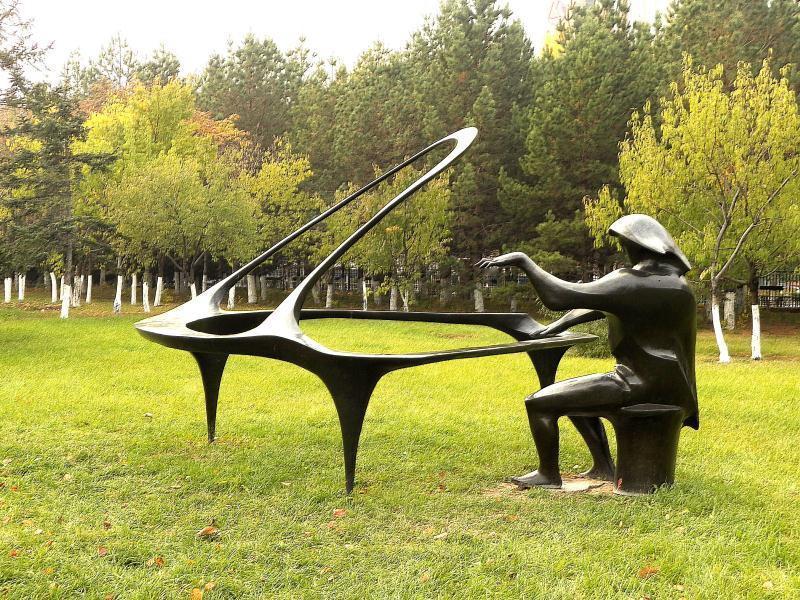 长春世界雕塑公园。是一个艺术氛围拉满的休闲胜地。公园几乎就在市中心，交通极其方便