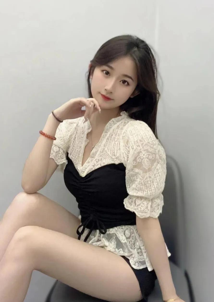 性感女神，优雅迷人。笑起来好可爱哦。