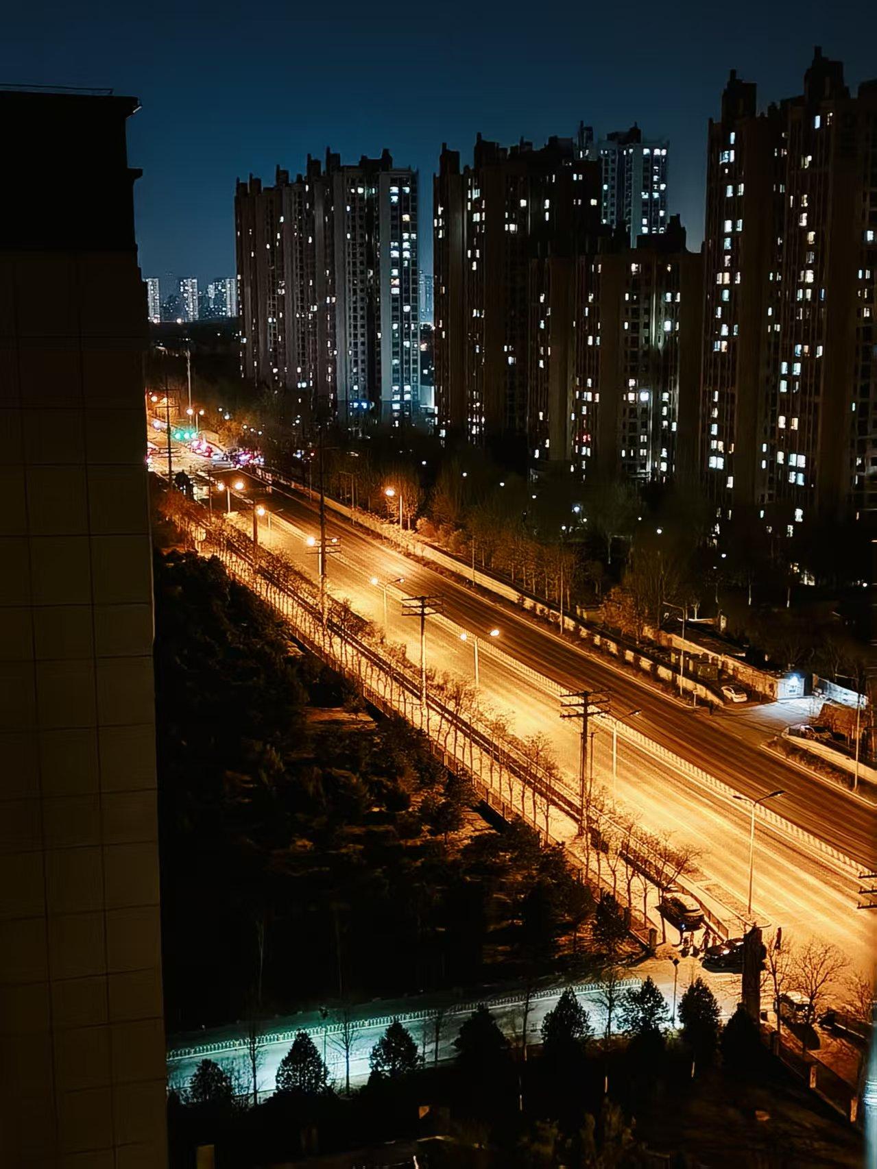 一旦我们在世界上吸引了足够的注意，在其中扮演一个角色，我们顿时就像一个球一样滚动