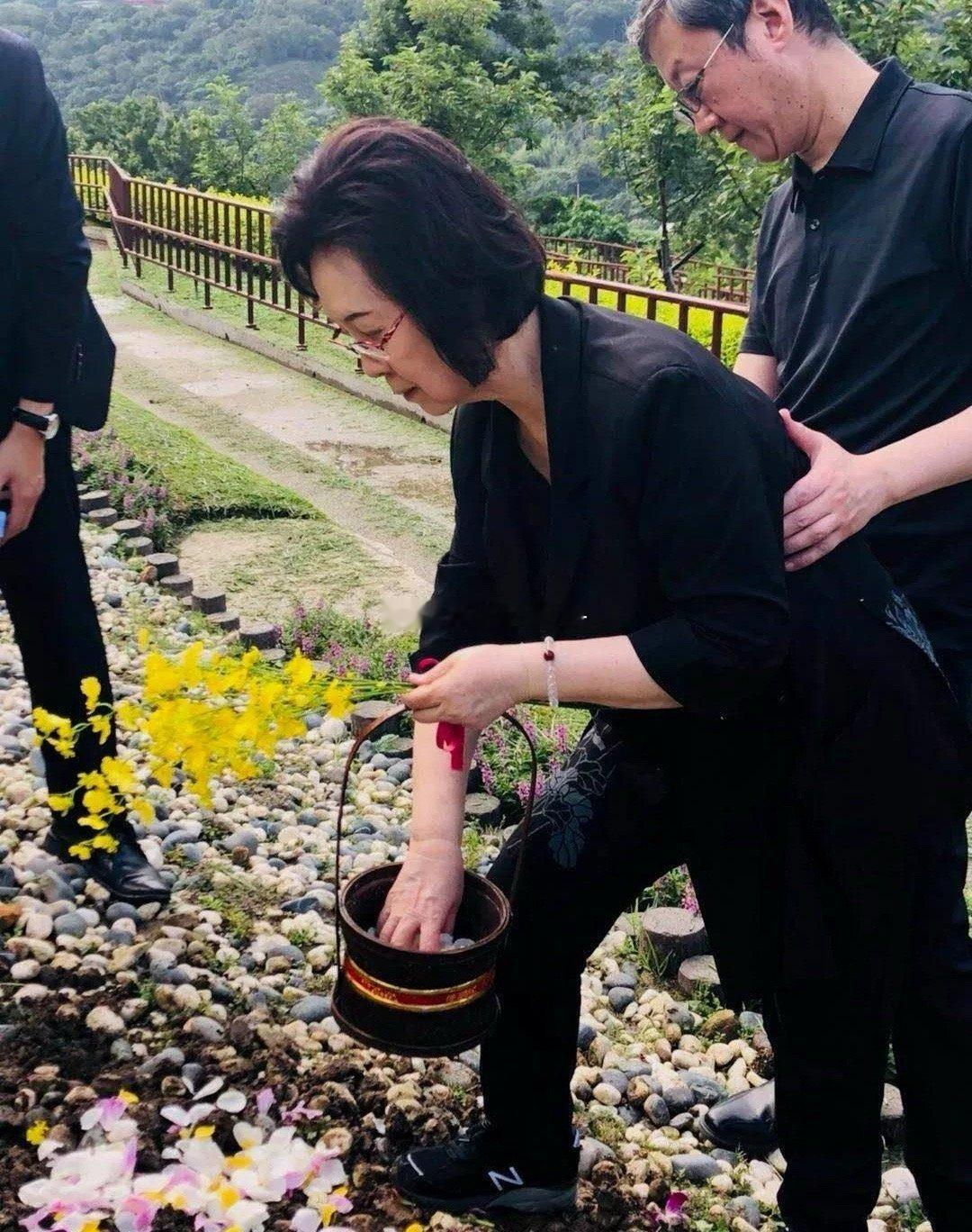 琼瑶举行花葬画面曝光！当年琼瑶为亡夫举行花葬，琼瑶手捧亡夫生前最爱的蝴蝶兰，一身