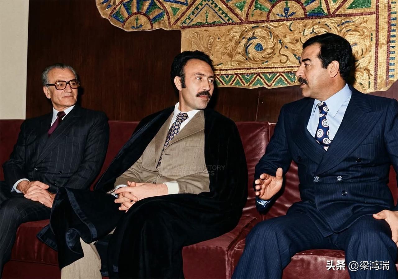 1975年3月6日，萨达姆·侯赛因（右）与伊朗国王穆罕默德·礼萨·巴列维（左）在