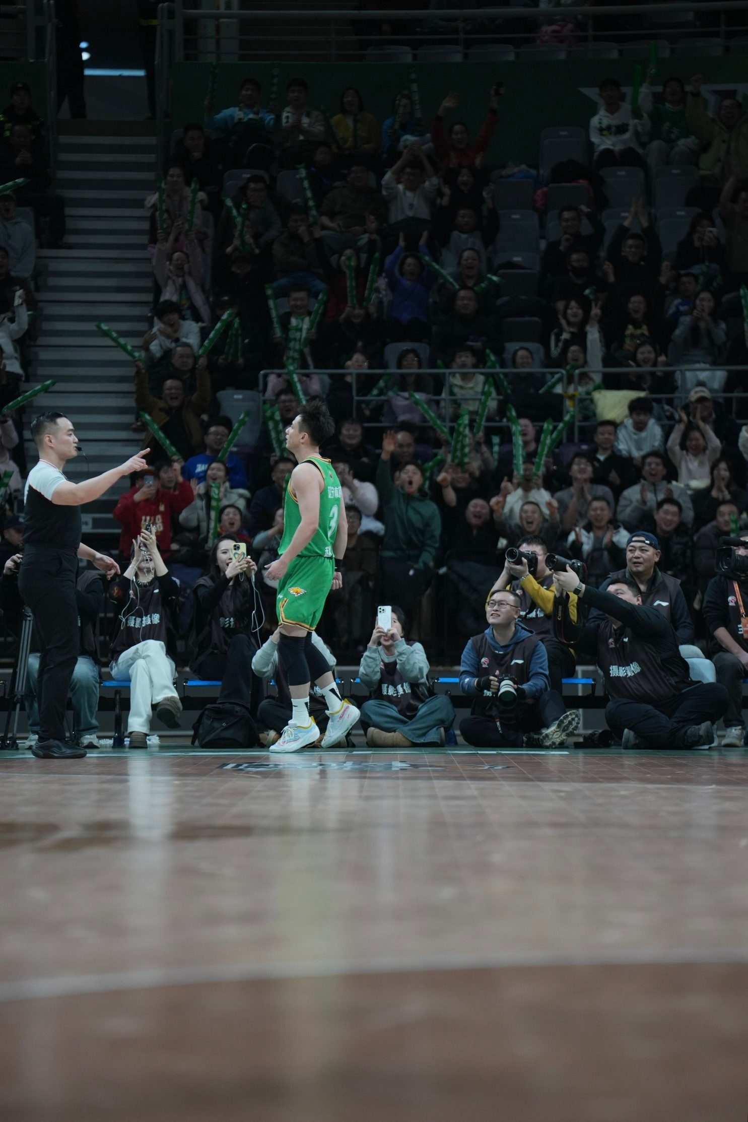 我没有拍到赵继伟仰天长啸的庆祝画面，但我拍到了和继伟一起呐喊庆祝的球迷们和媒体同