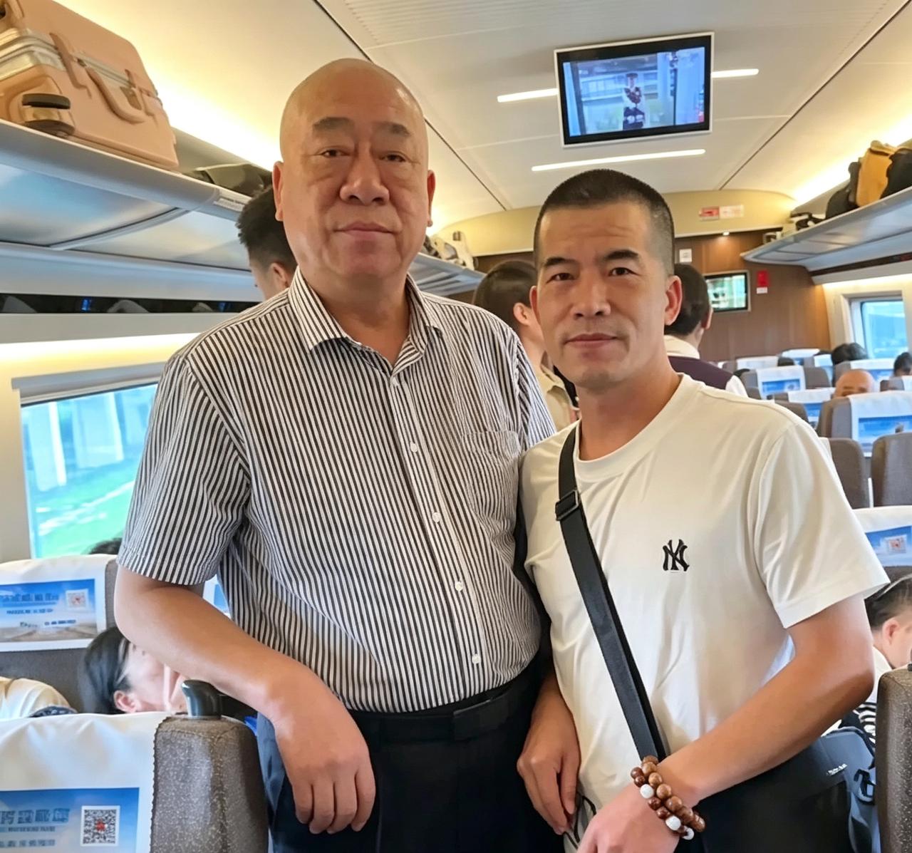 高铁上碰见崔总，真没啥架子！穿着普通条纹衫，跟粉丝合影特随和。越是大老板，看着越
