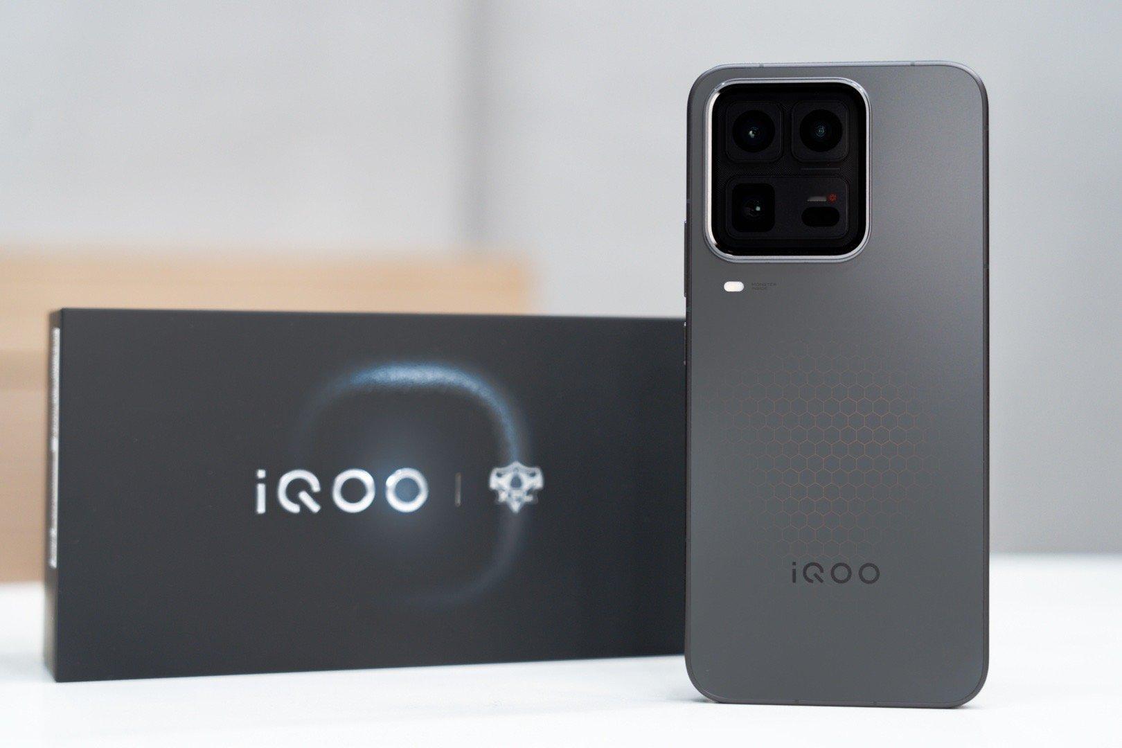 iQOO15Ultra外观太酷了我说三个词，高级、科技、未来！这次推出的2077