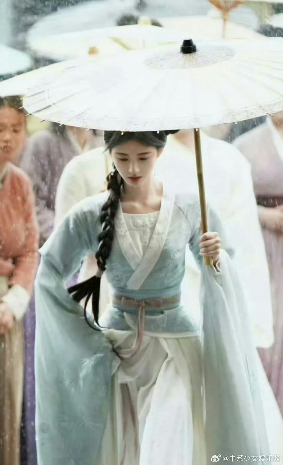 迪丽热巴《白日提灯》VS鞠婧祎《花间令》谁更抗剧，热度更高呢？ 