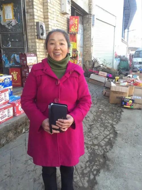 不在一个高度，没必要互相说服
 
清晨的菜市场里，张大妈攥着两把青菜和摊主争得面