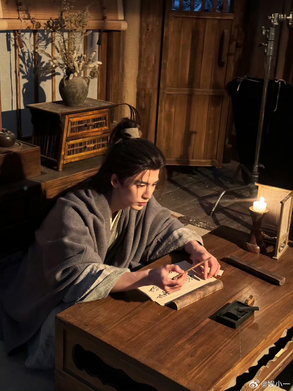 张凌赫这种帅哥演戏装脆弱最狠了 张凌赫的演技真的越来越稳👍，对角色情绪把控精准