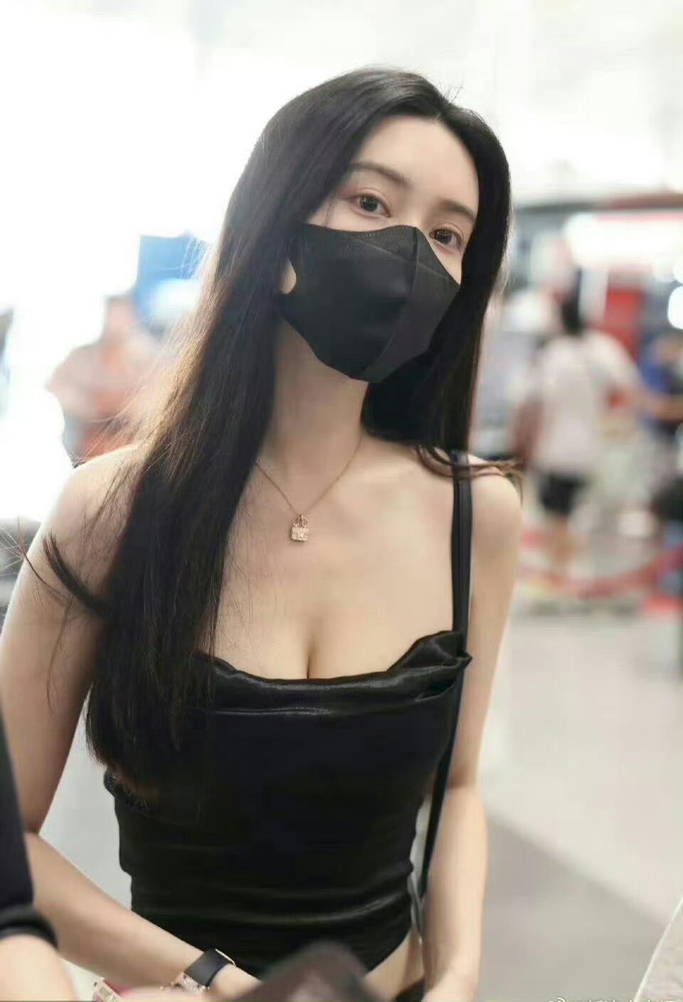 孟子义机场黑色吊带，理想型身材 