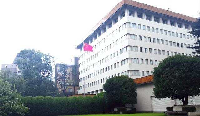 今天上午，一名自称日本自卫队现役官员的人，翻墙冲进去还扬言要伤害外交人员，更让人