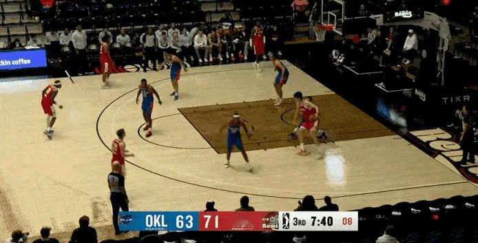 回到G联赛的瀚森，果然打到游刃有余，得分全队最高。面对矮个内线，可以说是予取予求