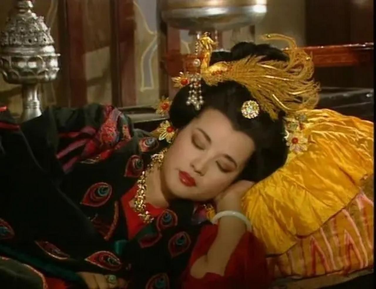 701年，45岁的太子李显冲进女儿闺房，一把将怀孕8个月的女儿甩到地上，扔下一根