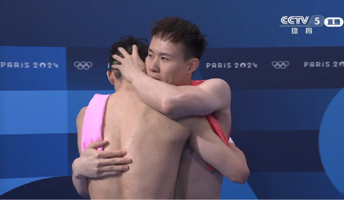 #中国第27金#巴黎奥运会男子跳水3米板决赛，中国队王宗源、携手出战。两人一路领
