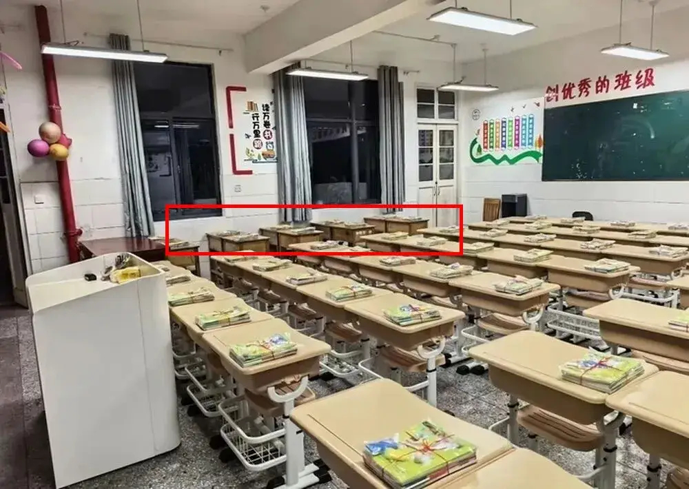 一小学家长群发起自费购置桌椅接龙，349元一套！家长：300多块钱用6年也划算；