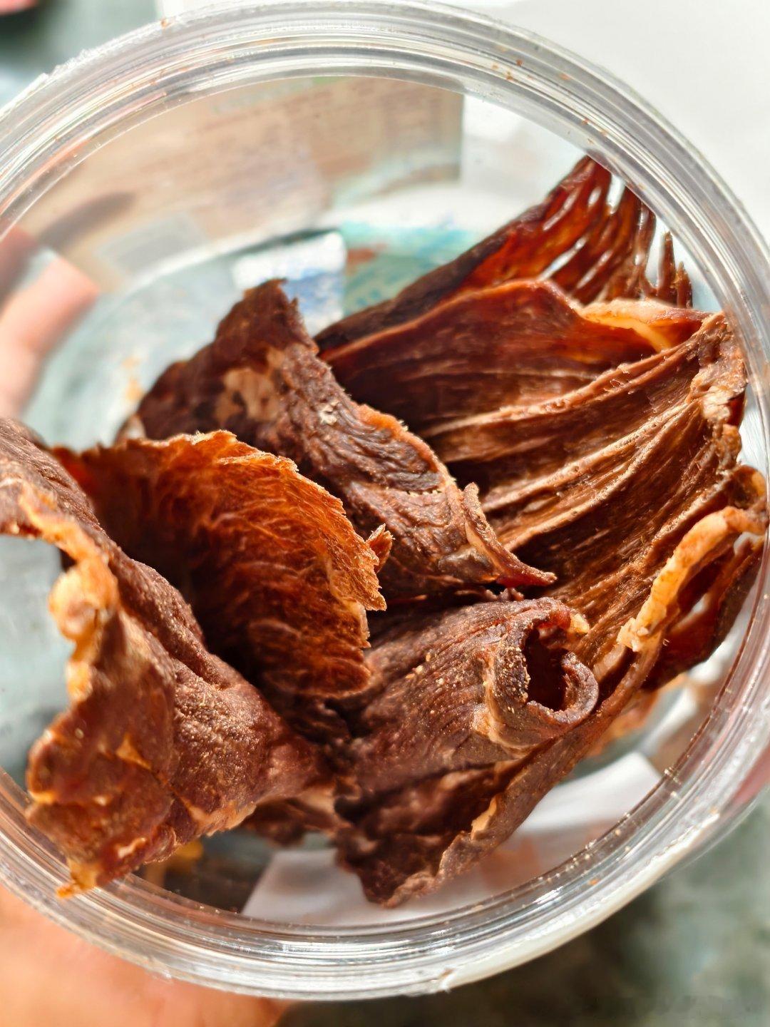 几斤牛肉才出一斤牛肉干看了博主十三要和拳头 探访蒙都牛肉干工厂的视频，才知道一斤