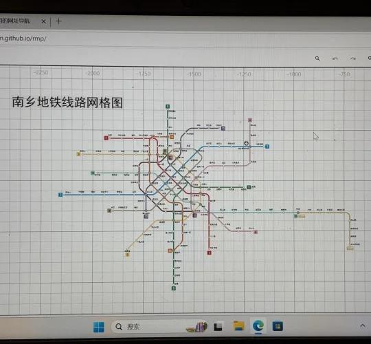 又有哪个男孩子不爱地铁呢？
自从小学爱上地铁后，
各种虚拟地铁规划层出不穷
但它