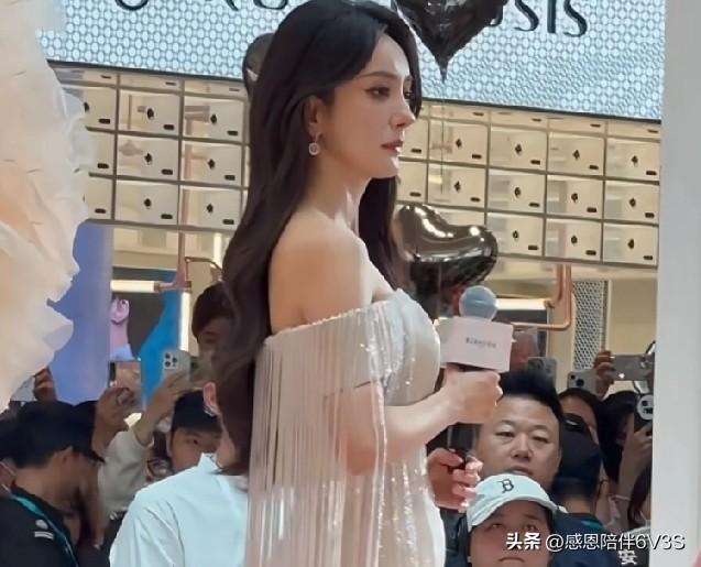 刚看到杨幂三亚活动的图，她那么瘦小肚子也若隐若现呢！咱跟自己的小肚腩彻底和解了—