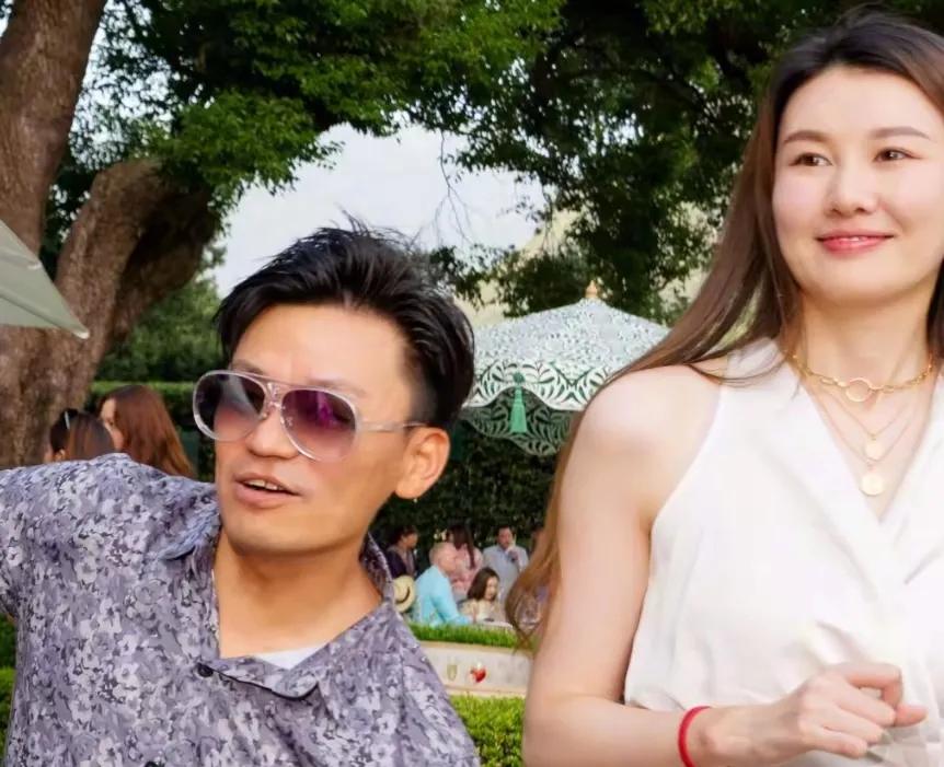 王宝强和小娇妻冯清的合照终于曝光了！这俩人站在一起，身高差距堪比一米八和一米二。