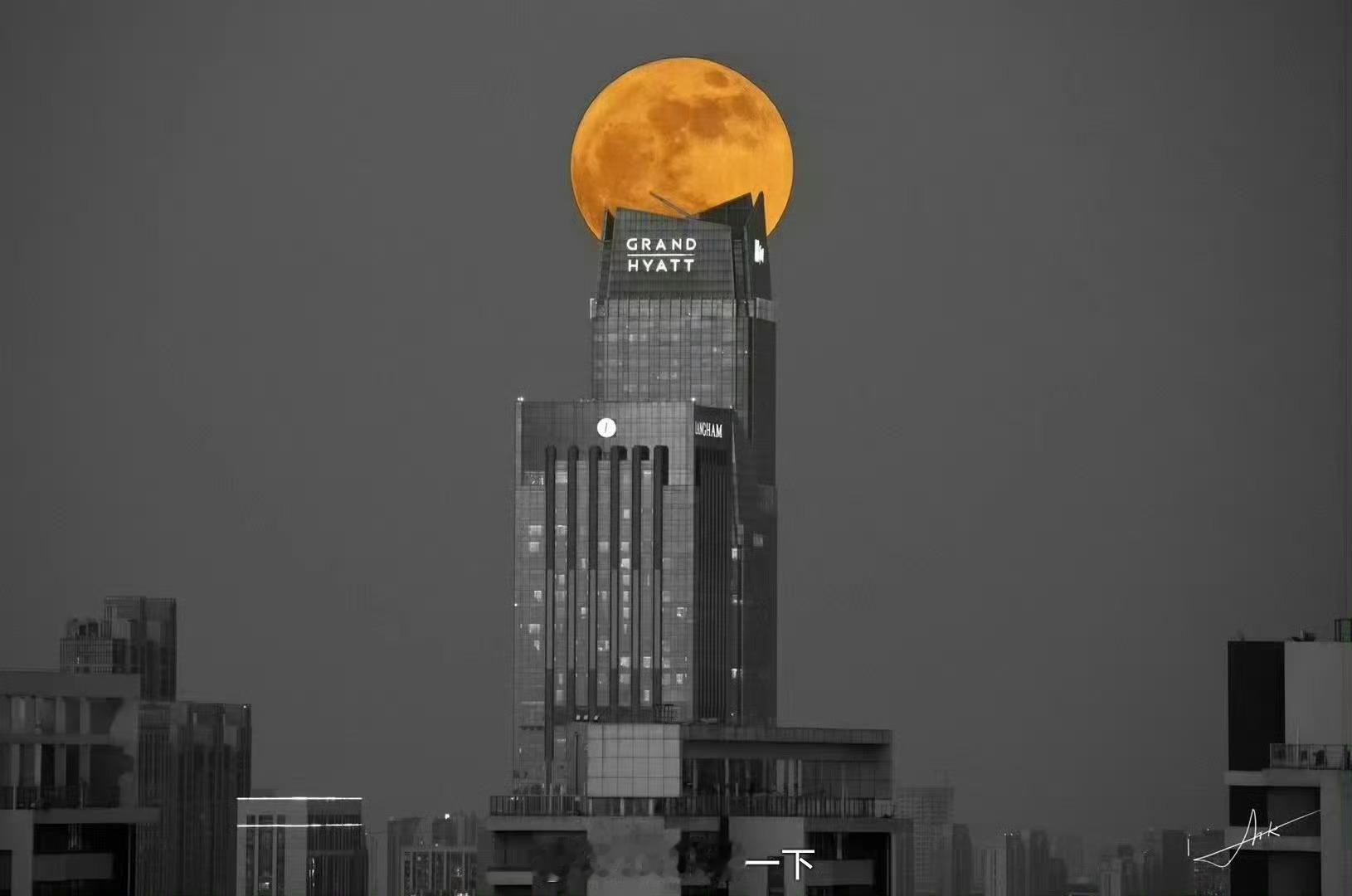 中秋今晚又是超级月亮，我在拉萨也看到了，可惜出来旅行不可能带适马大炮的，就放张之