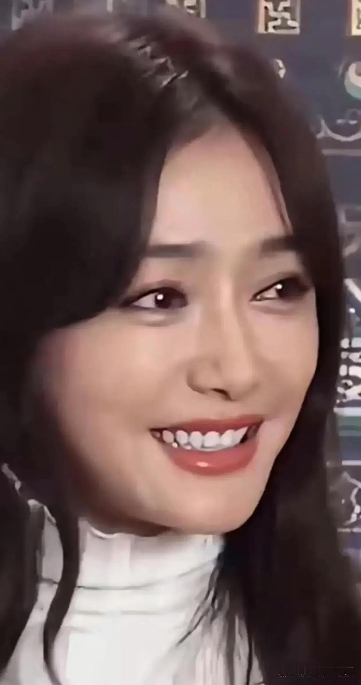 医美真的挺挣钱的，听说刘诗诗也投资医美了！
看看秦岚花几百万做的考瓷牙就明白了。