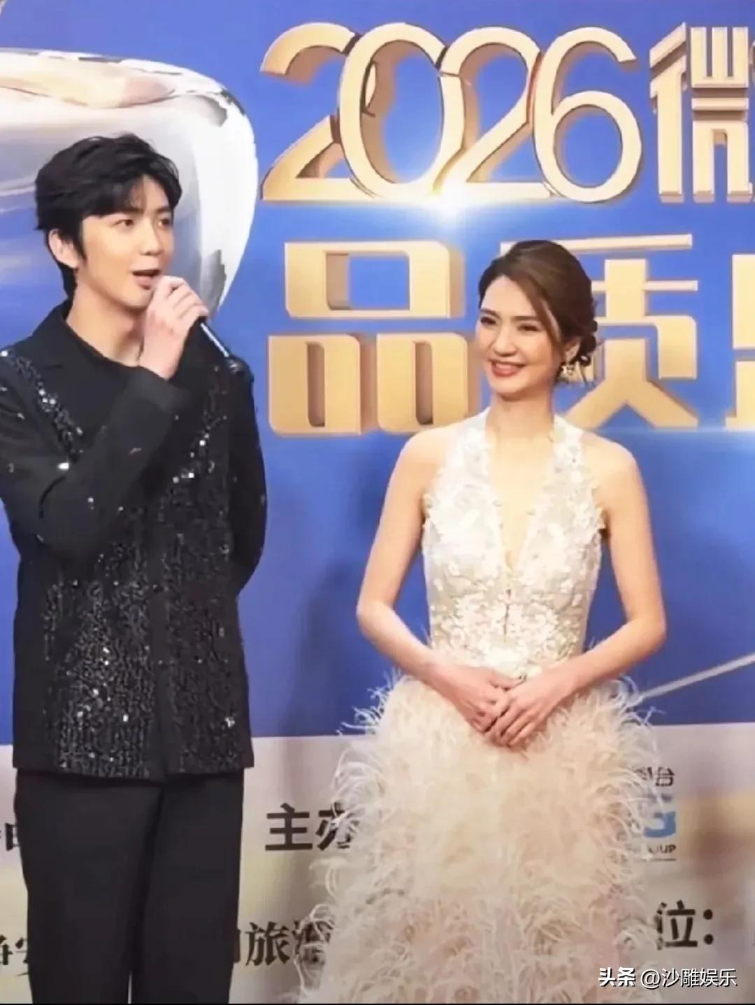 洪欣，太幸福了！


3月10日，2026微短剧品质盛典的红毯上，好久不见的洪欣